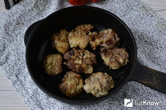 Куриные сердечки обжариваются на сковороде