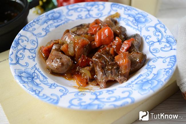 Куриные сердечки с томатной пастой и овощами поданы к столу