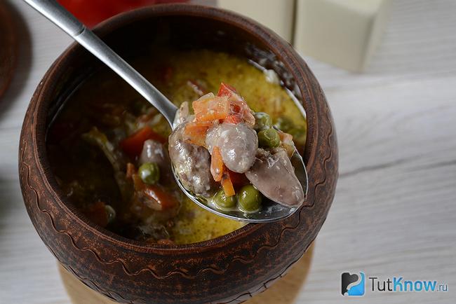 Куриные сердечки с овощами в сметане вид сверху