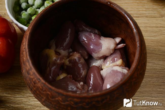 Куриные сердечки в горшочке