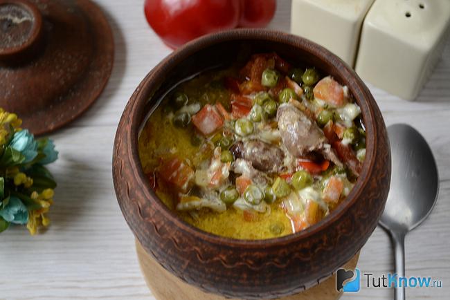 Куриные сердечки с овощами в сметане поданы к столу