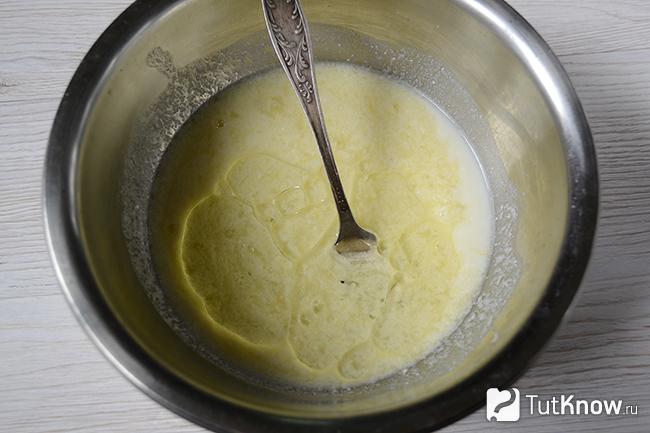 Растительное масло добавлено в миску с кефиром и яйцом