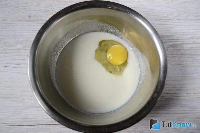 Кефир и яйцо в миске