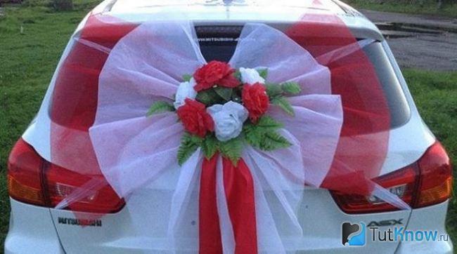 Украшение задней части свадебного автомобиля
