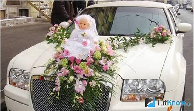 Свадебная кукла на капоте авто