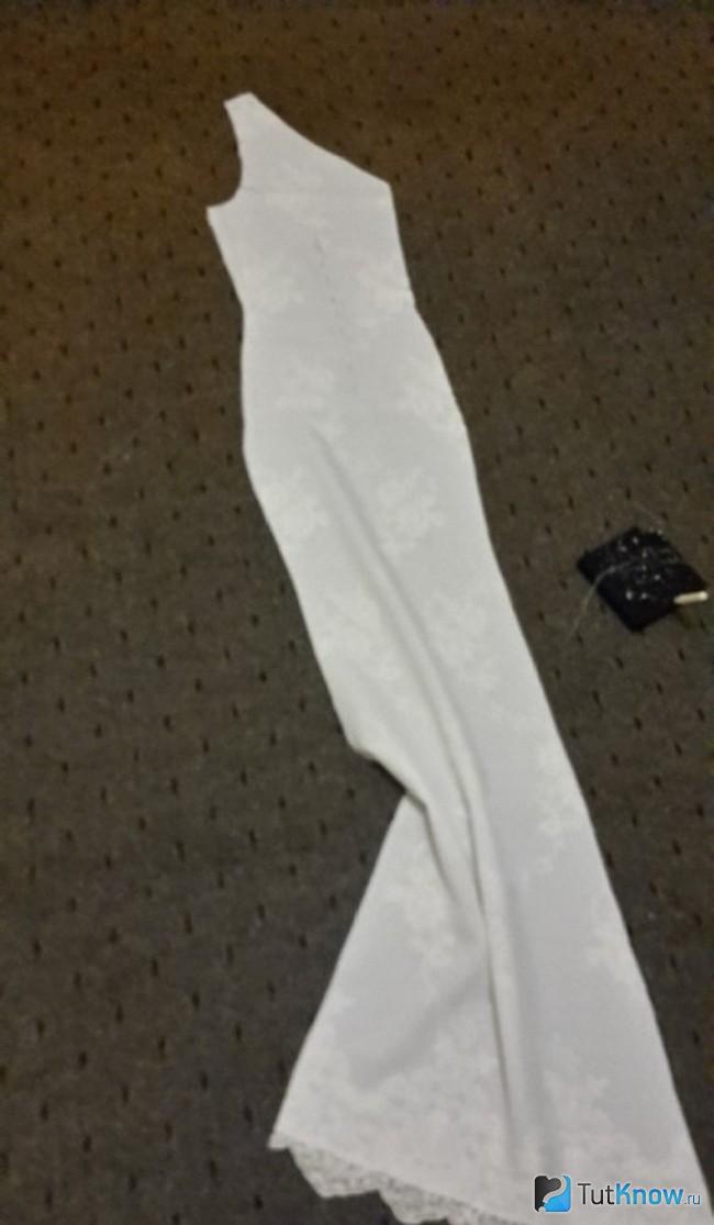 Заготовка для свадебного платья лежит на полу