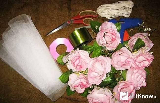 Искусственные цветы для украшения свадебного авто