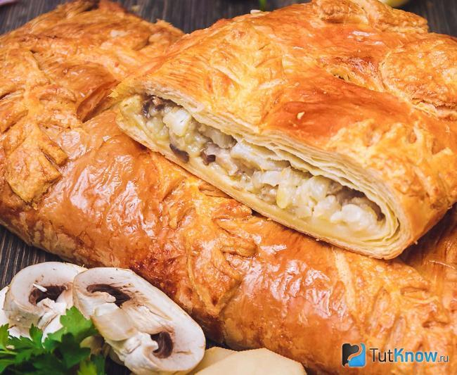 Слоеный пирог с куртом и грибами