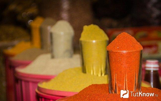 Стаканы с разными грузинскими специями