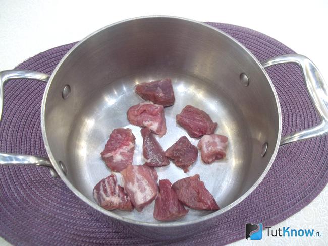 Мясо нарезано кусочками и опущено в варочную кастрюлю