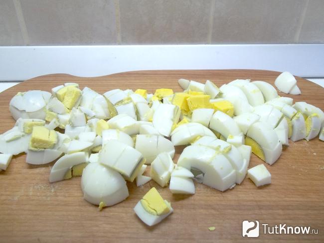 Яйца отварены вкрутую и нарезаны кубиками