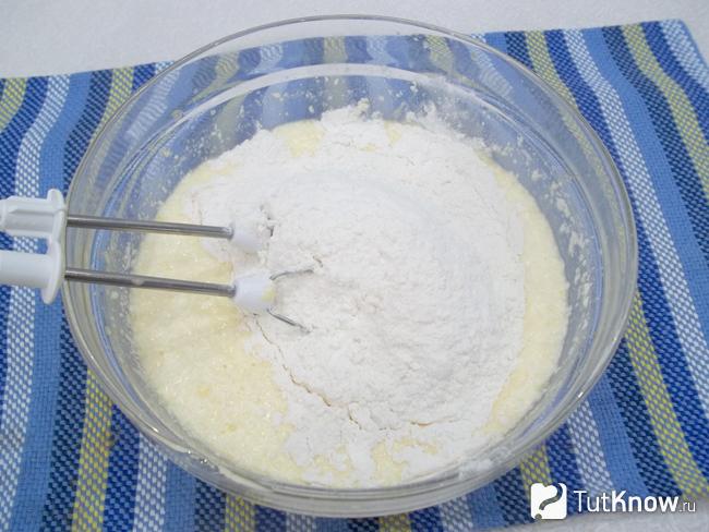 К продуктам насыпана мука