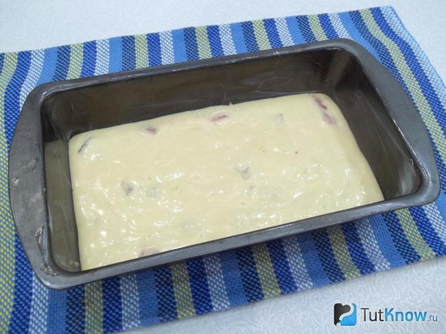 Тесто для кекса на пиве с клубникой вылито в форму для выпечки