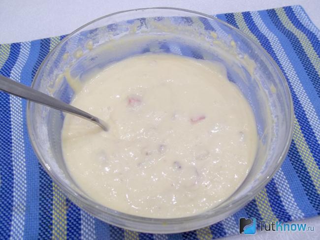 Тесто для кекса на пиве с клубникой перемешано