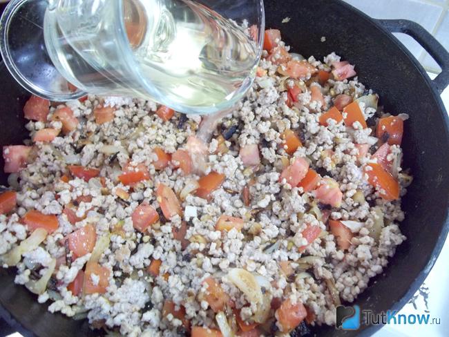 Продукты перемешаны. залиты водой и протушены