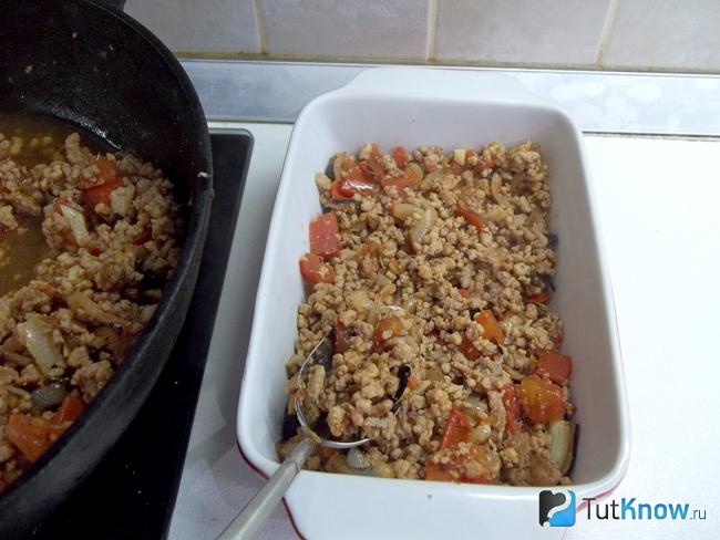 На баклажаны выложена мясная начинка