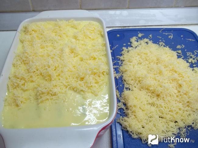 Запеканка из баклажанов и мяса присыпана натертым сыром