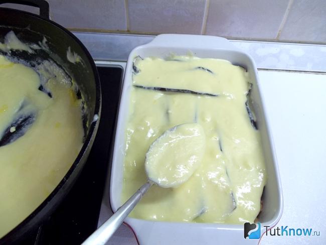 Запеканка из баклажанов и мяса залита соусом