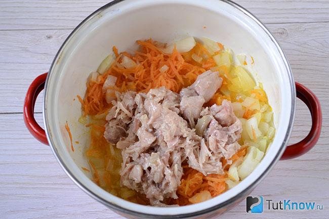 Тушенка добавлена к моркови и луку
