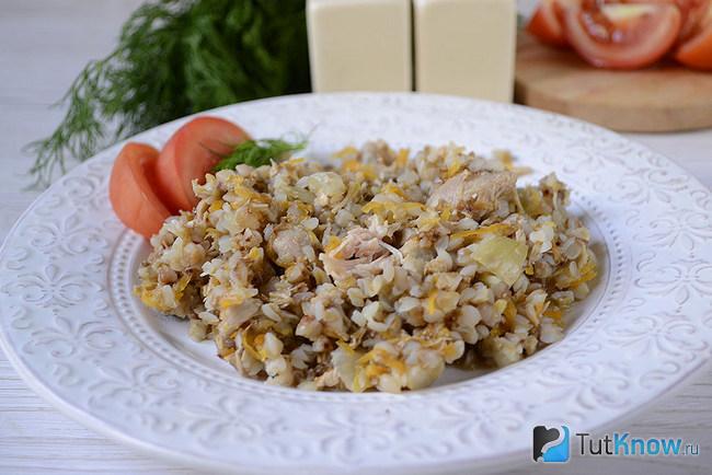 Гречка с тушенкой и морковкой подана к столу