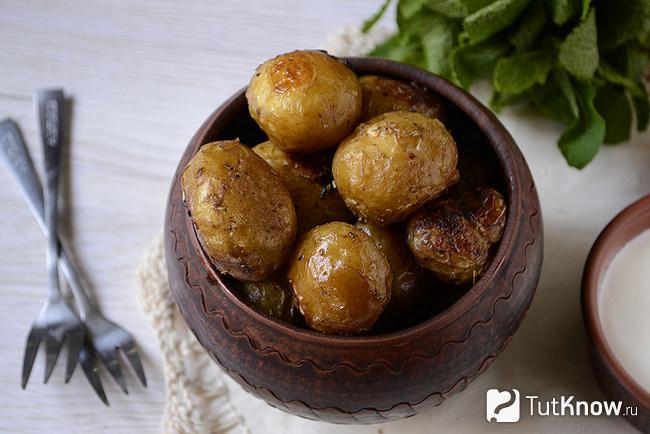 Готовый картофель выложен в горшочек