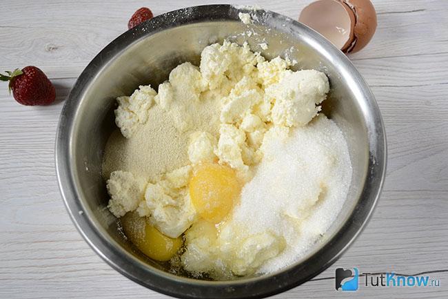 Творог, манная крупа, яйца и сахар смешаны в одну массу