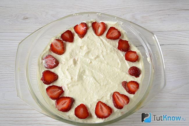 Верхушка творожной массы украшена клубникой
