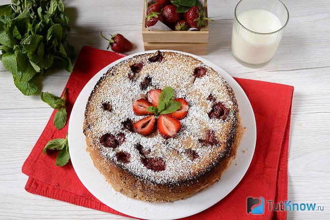 Готовая шарлотка с клубникой вид сверху