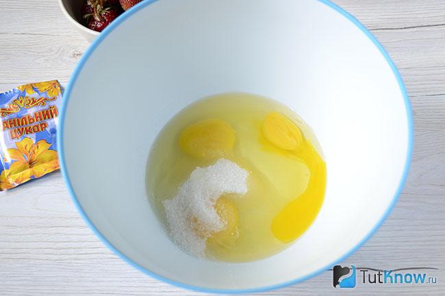 Яйца смешаны с сахаром