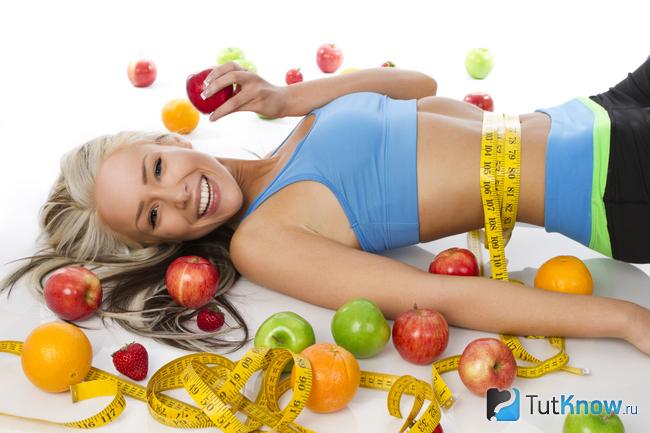 Спортивная девушка и различные фрукты