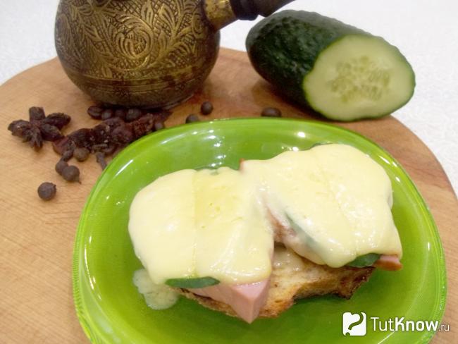 Готовая брускетта с колбасой, сыром и огурцом