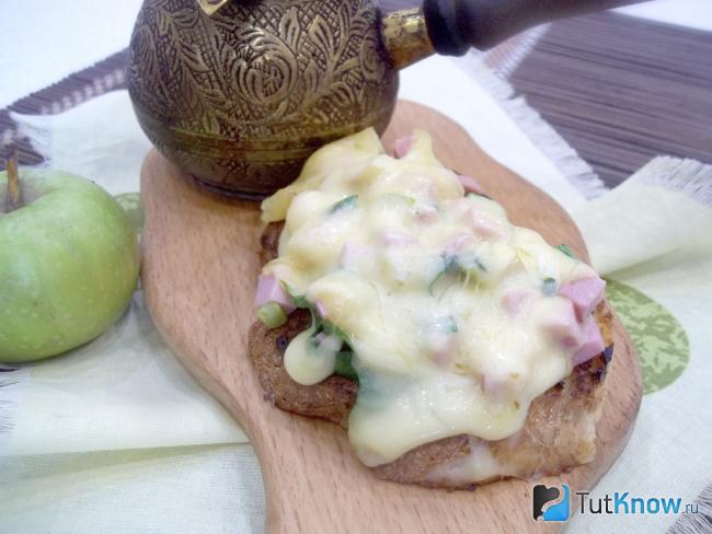 Готовая брускетта с колбасой, яблоком, черемшой и сыром