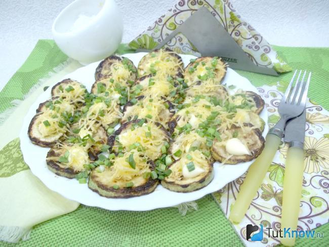 Готовые жареные кабачки с чесноком, майонезом, сыром и луком