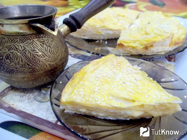 Готовый пирог из лаваша с сыром