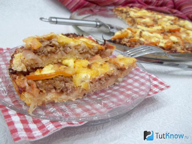 Готовая пицца с помидорами, мясным фаршем и сыром