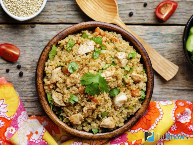 Готовая киноа с курицей