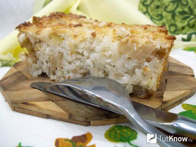 Готовая рисовая запеканка с яблоками