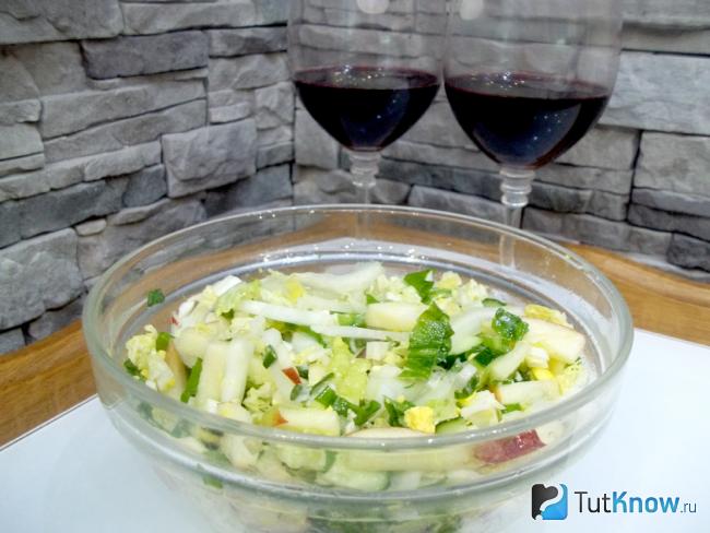 Готовый салат из черемши, пекинской капусты, брынзы и яиц