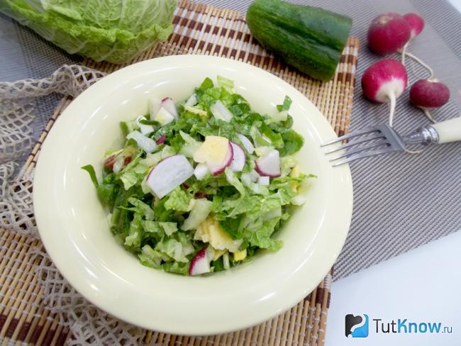 Готовый салат из пекинской капусты, редиски, яиц, сыра и огурцов