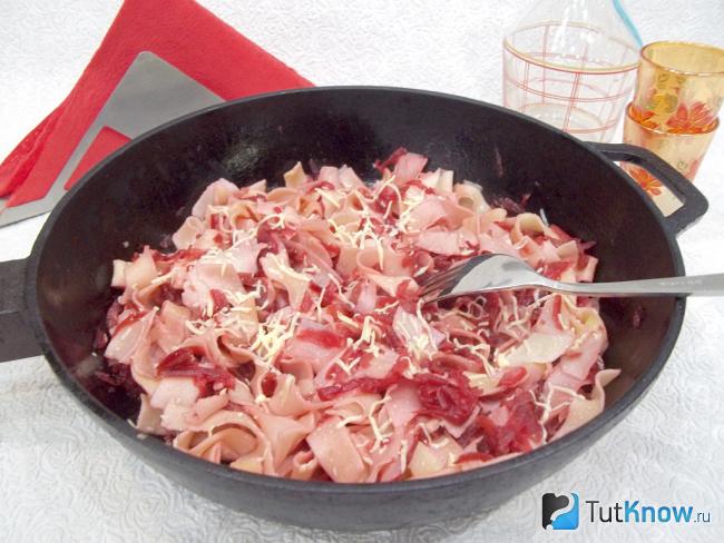 Готовые макароны с вареной свеклой