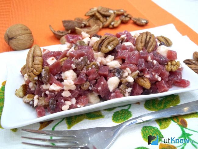 Готовый салат из свеклы с изюмом и орехами пекан