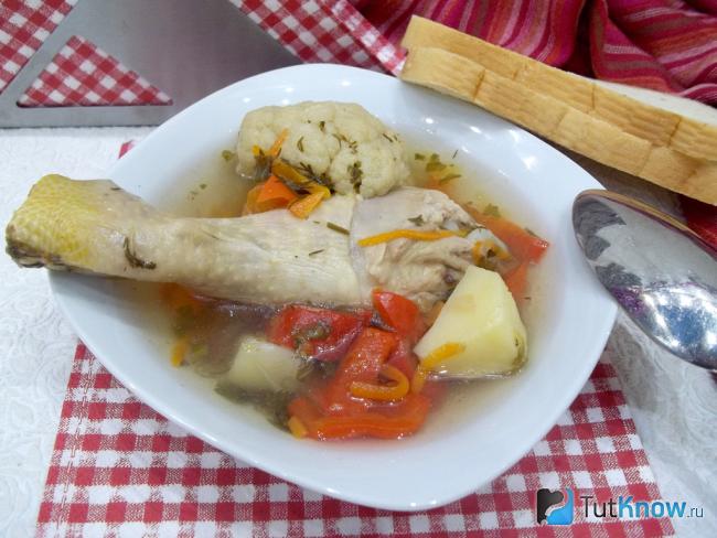 Готовый суп на куриных голенях с овощами