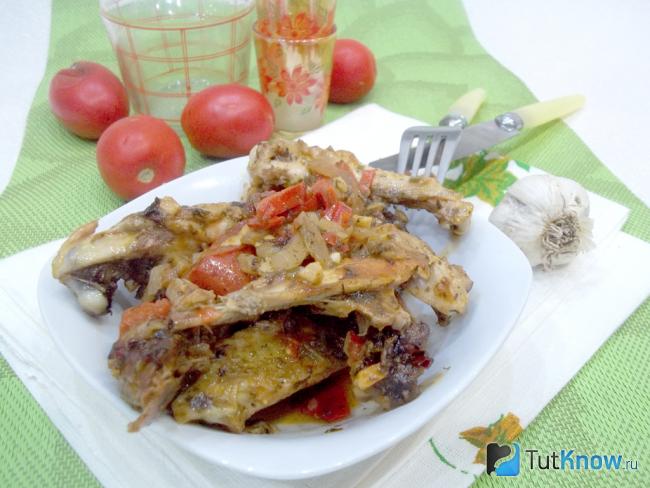 Готовая тушеная курица с перцем и помидорами