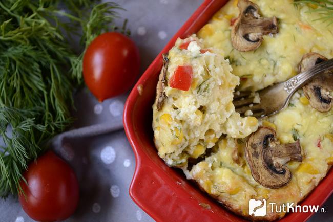 Готовая несладкая творожная запеканка с кукурузой и сладким перцем