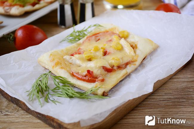 Мини-пицца из слоеного теста с курицей и кукурузой крупным планом