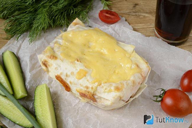 Пирог из лаваша с сыром и колбасками на столе