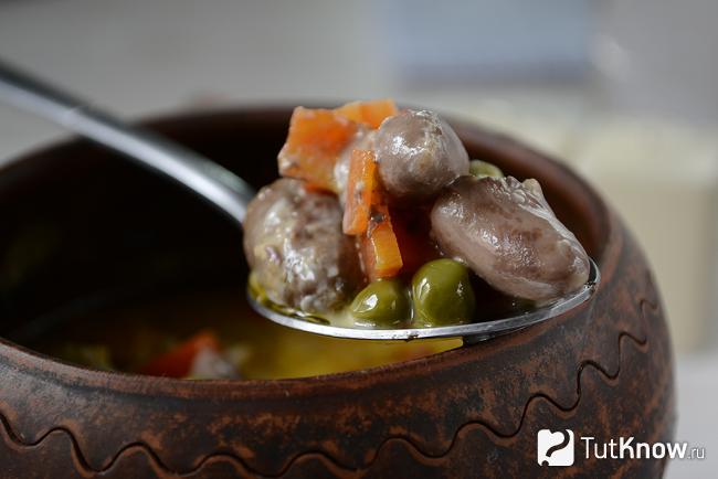Ложка куриных сердечек с овощами и сметаной
