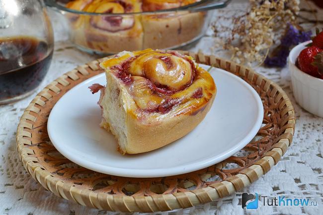 Сдобная булочка с клубникой крупным планом