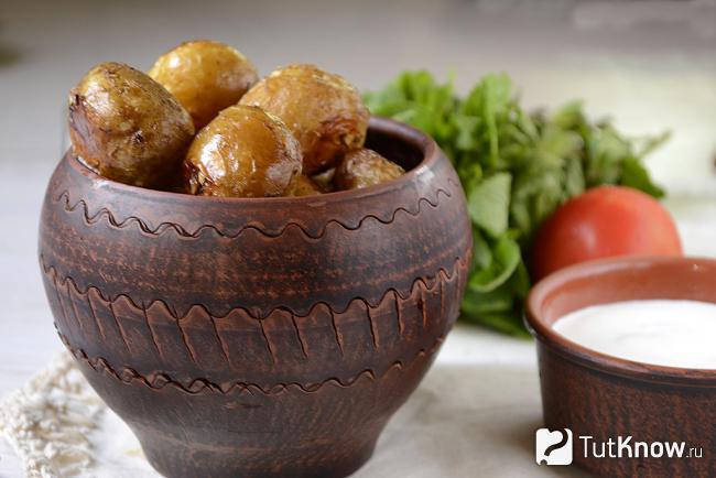 Горшочек молодой картошки с чесноком и розмарином