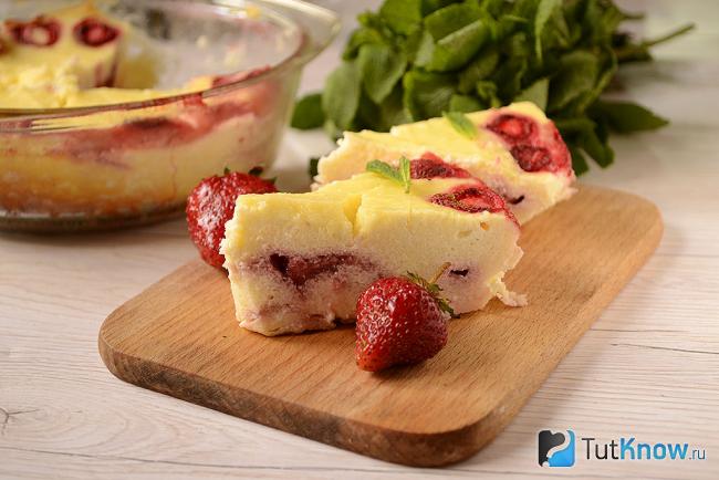 Кусочек творожной запеканки с клубникой